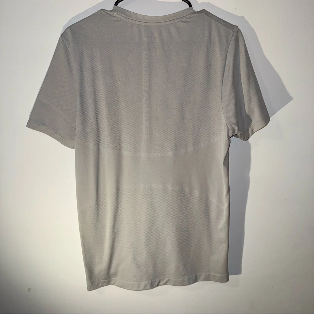 Under Armour Size MD Rush Seamless SS Tee - Picture 7 of 9